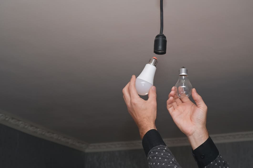 cambiar bombilla por bombilla led