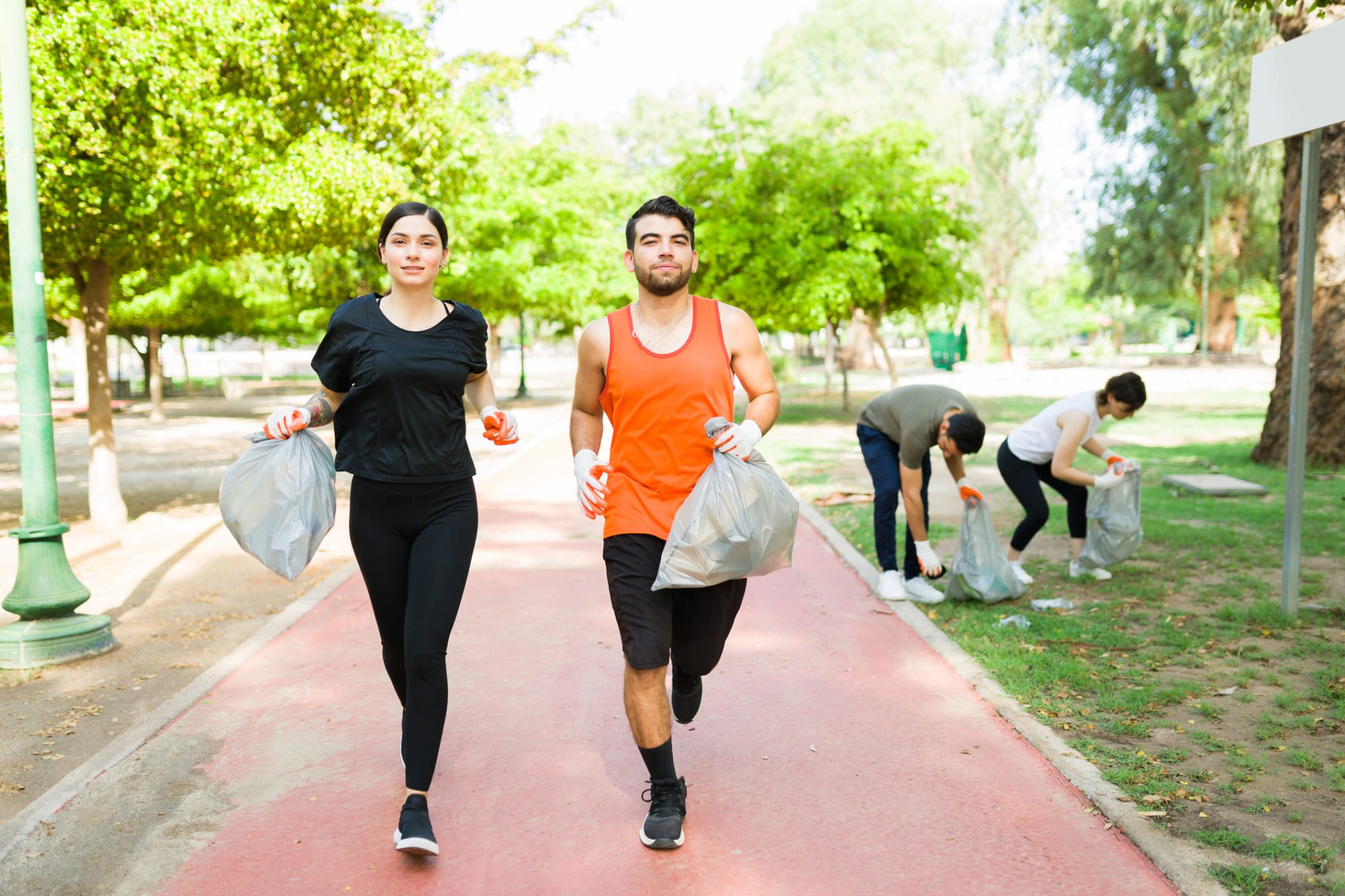 personas caminando y recogiendo basura
