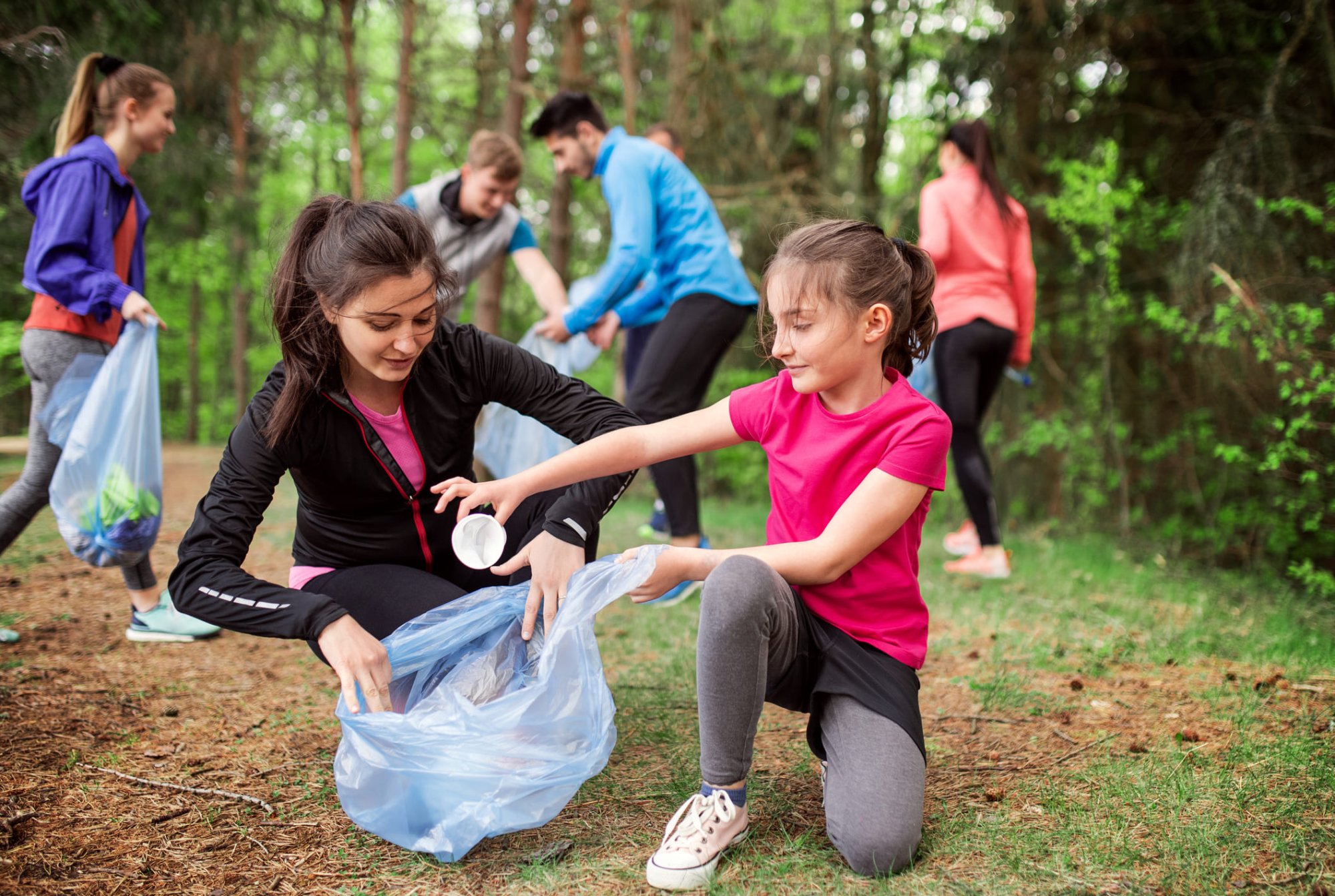 personas recogiendo basura en el monte