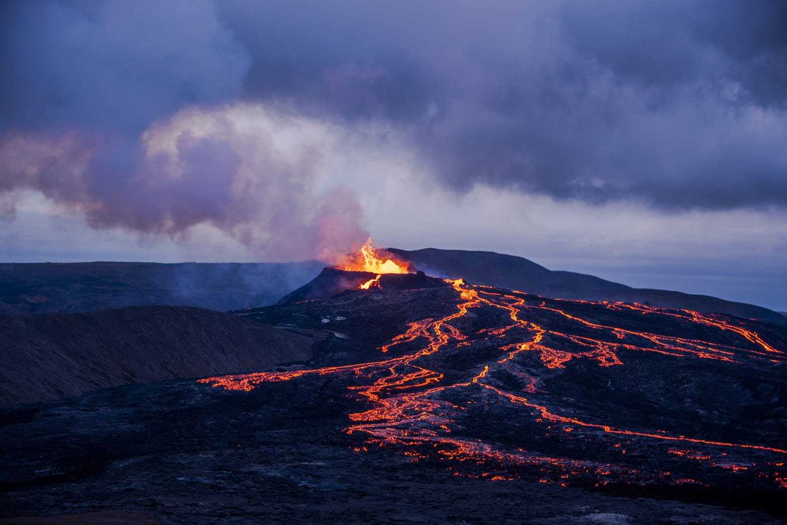 erupción volcanica en la palma nocturna