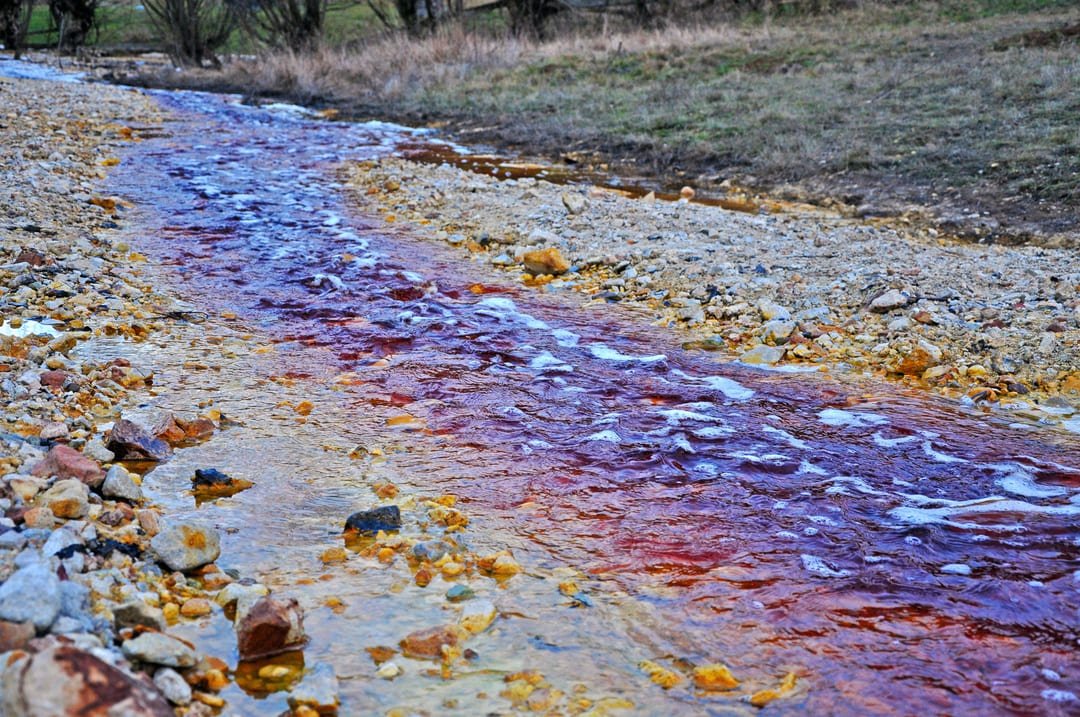 rio manchado de tinta